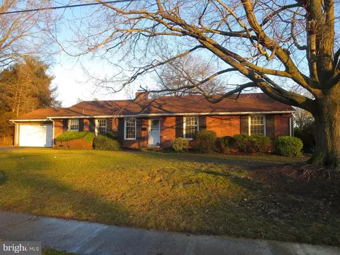 305 Old Oak Rd, Newark, DE 19711
