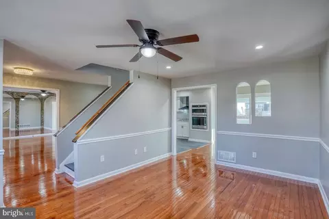 Living - 416 Jaymar Blvd, Newark, DE 19702 photo 1 of 2