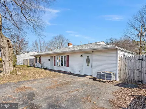 Exterior - 13 Kullen Dr, Newark, DE 19713 photo 2 of 4