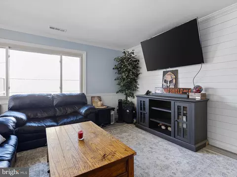 Living - 13 Kullen Dr, Newark, DE 19713 photo 2 of 3