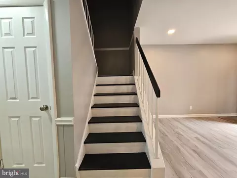 Entry Way - 6 James Ct, Newark, DE 19702 photo 2 of 3