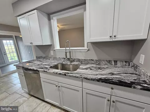 Kitchen - 6 James Ct, Newark, DE 19702 photo 5 of 12