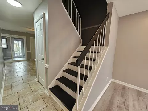 Entry Way - 6 James Ct, Newark, DE 19702 photo 1 of 3