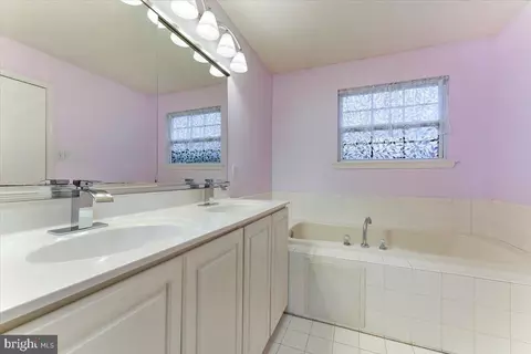 Bath - 400 Cavalier Dr, Middletown, DE 19709 photo 2 of 4