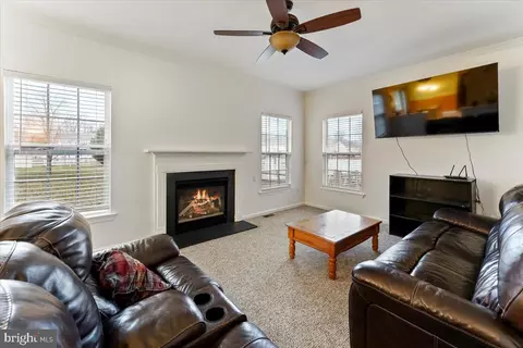Living - 400 Cavalier Dr, Middletown, DE 19709 photo 3 of 5