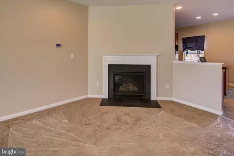 Living - 306 Wilkinson Dr, Newark, DE 19702 photo 2 of 2