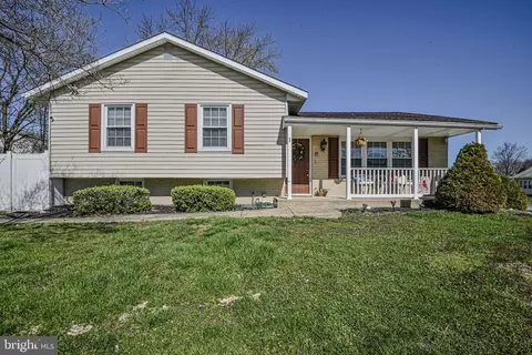 1 Turf Ln, Newark, DE 19713