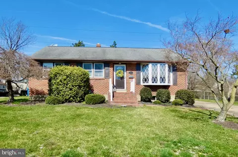 72 N Lunenburg Dr, New Castle, DE 19720