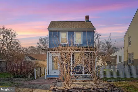 204 Washington St, Delaware City, DE 19706