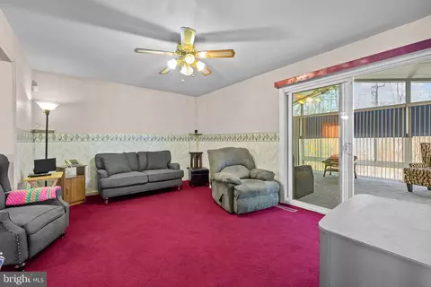 Living - 25 Gloucester Ct, Newark, DE 19702 photo 1 of 1