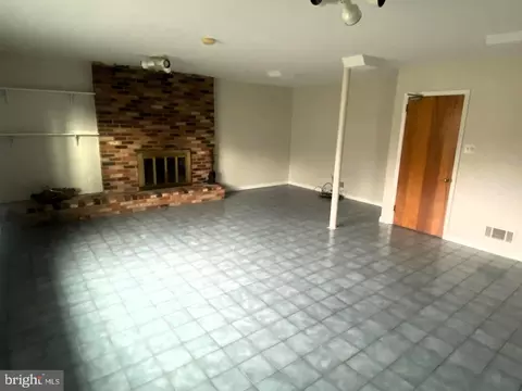 Living - 25 Hillcroft Rd, Newark, DE 19711 photo 1 of 2