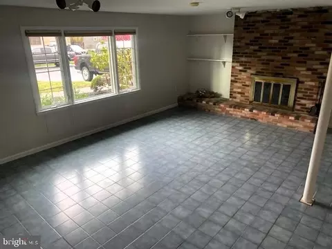 Living - 25 Hillcroft Rd, Newark, DE 19711 photo 2 of 2