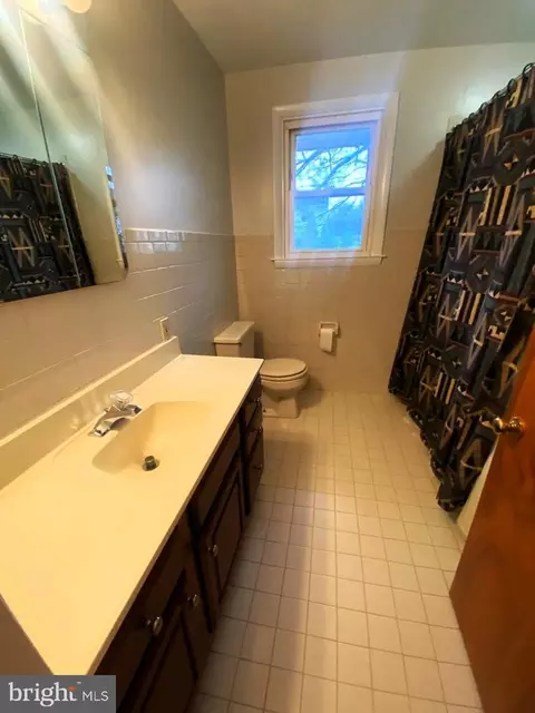 Bath - 25 Hillcroft Rd, Newark, DE 19711 photo 2 of 3