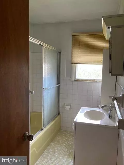 Bath - 8 Pitcairn Pl, Newark, DE 19702 photo 1 of 2