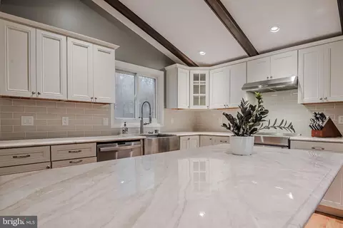 Kitchen - 26 Basil Ct, Hockessin, DE 19707 photo 2 of 5