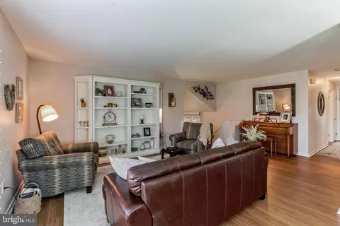 Living - 1004 Tulip Tree Ln, Newark, DE 19713 photo 2 of 3