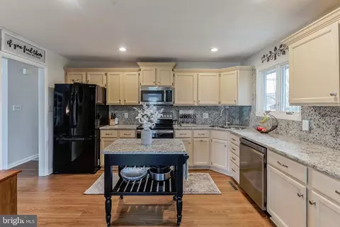 Kitchen - 1004 Tulip Tree Ln, Newark, DE 19713 photo 2 of 4