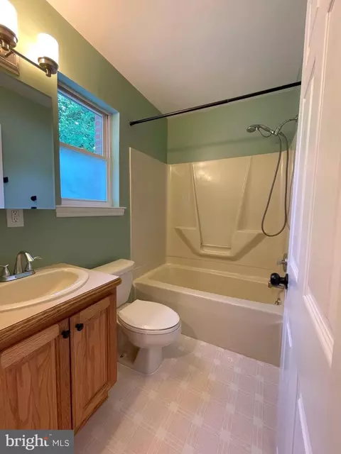 Bath - 811 Devon Dr, Newark, DE 19711 photo 3 of 4