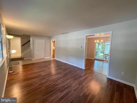 Living - 811 Devon Dr, Newark, DE 19711 photo 4 of 5