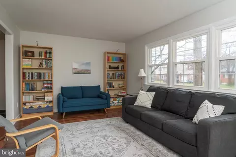 Living - 811 Devon Dr, Newark, DE 19711 photo 1 of 5