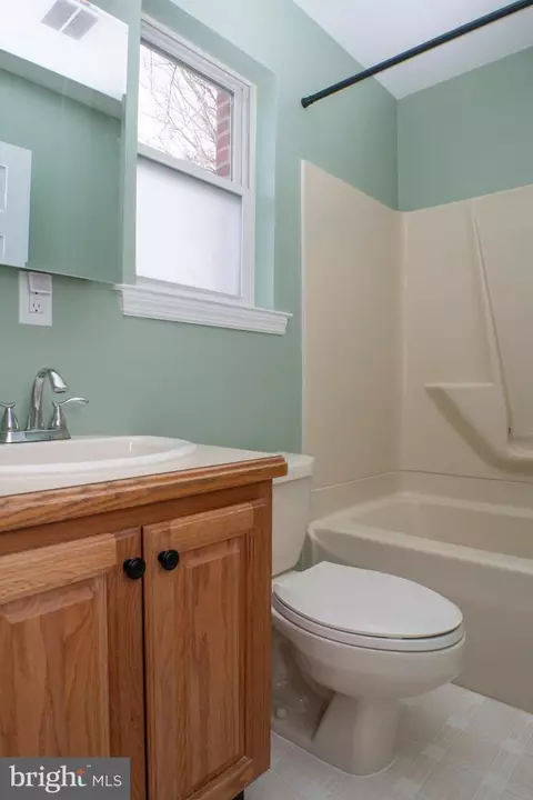 Bath - 811 Devon Dr, Newark, DE 19711 photo 4 of 4