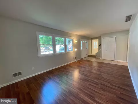 Living - 811 Devon Dr, Newark, DE 19711 photo 2 of 5