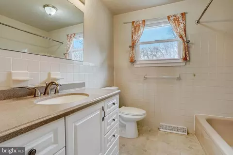 Bath - 9 Meadow Knoll Ct, Bear, DE 19701 photo 3 of 3