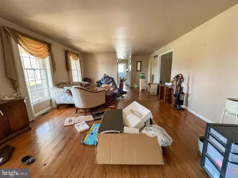 Living - 214 Mount Vernon Dr, Bear, DE 19701 photo 2 of 4