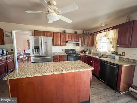 Kitchen - 214 Mount Vernon Dr, Bear, DE 19701 photo 2 of 4