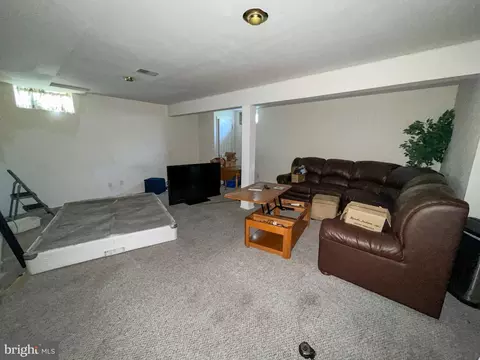 Living - 214 Mount Vernon Dr, Bear, DE 19701 photo 3 of 4