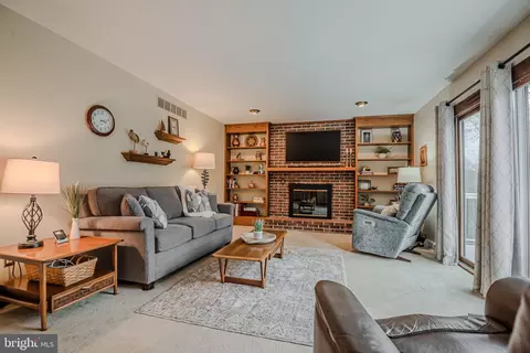 Living - 14 Eagle Point Cir, Hockessin, DE 19707 photo 5 of 11