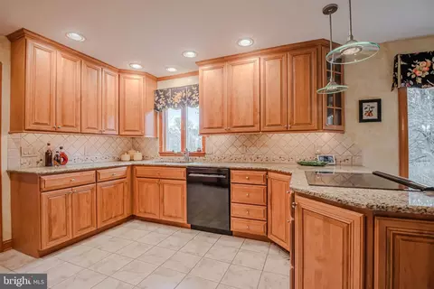 Kitchen - 14 Eagle Point Cir, Hockessin, DE 19707 photo 7 of 10