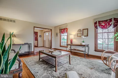 Living - 14 Eagle Point Cir, Hockessin, DE 19707 photo 3 of 11