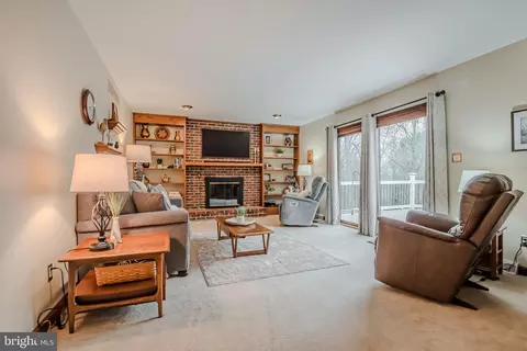 Living - 14 Eagle Point Cir, Hockessin, DE 19707 photo 4 of 11
