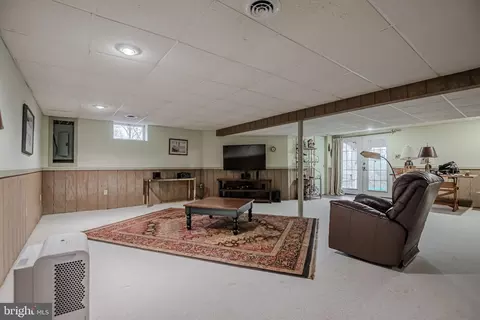 Living - 14 Eagle Point Cir, Hockessin, DE 19707 photo 10 of 11