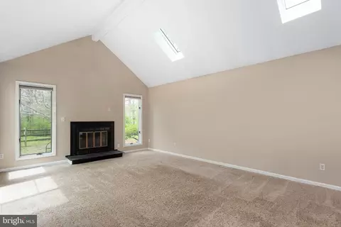Living - 55 General Maxwell Ct, Newark, DE 19702 photo 4 of 5
