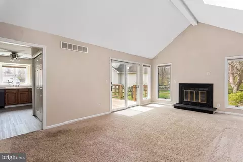Living - 55 General Maxwell Ct, Newark, DE 19702 photo 3 of 5