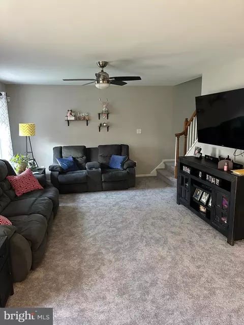Living - 18 Deasy Dr, Newark, DE 19702 photo 2 of 4