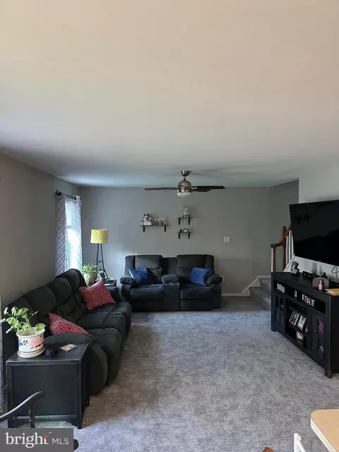 Living - 18 Deasy Dr, Newark, DE 19702 photo 3 of 4