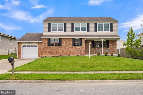 11 Warren Dr, Newark, DE 19702