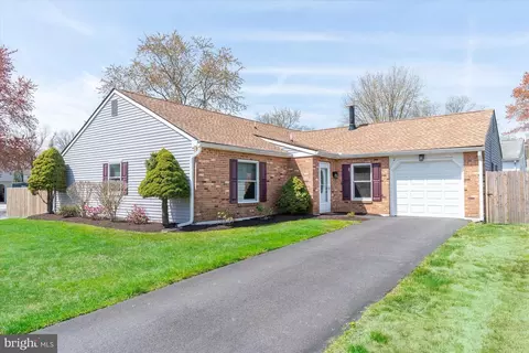 2 Rayborn Ct, Newark, DE 19702