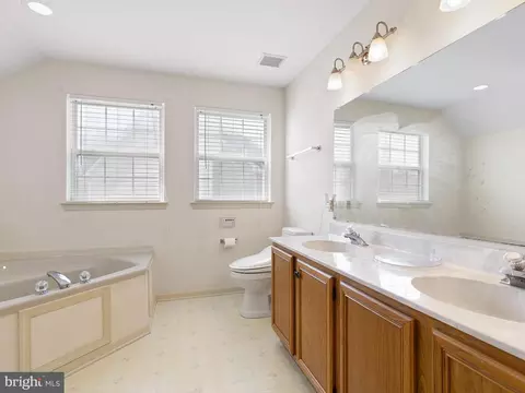 Bath - 6 Split Rail Ln, Newark, DE 19702 photo 2 of 4