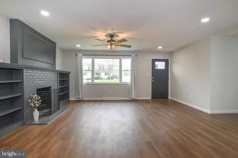 Living - 810 Seymour Rd, Bear, DE 19701 photo 1 of 5