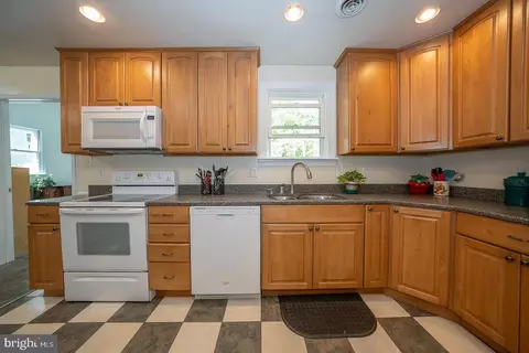 Kitchen - 6 Upland Ct, Newark, DE 19713 photo 5 of 5