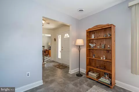 Entry Way - 6 Upland Ct, Newark, DE 19713 photo 5 of 12