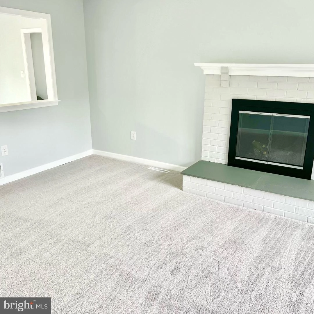 Living - 1 Timberline Dr, Newark, DE 19711 photo 2 of 2