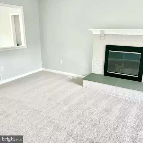 Living - 1 Timberline Dr, Newark, DE 19711 photo 2 of 2