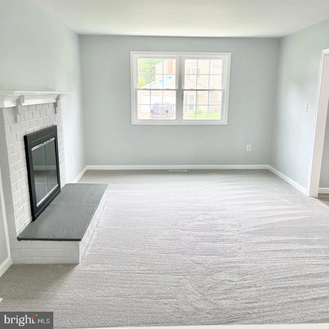 Living - 1 Timberline Dr, Newark, DE 19711 photo 1 of 2