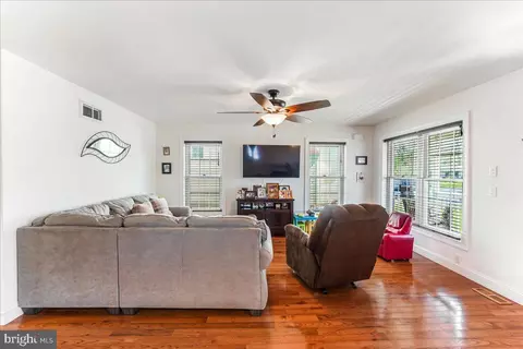 Living - 103 3rd Ave, New Castle, DE 19720 photo 1 of 1