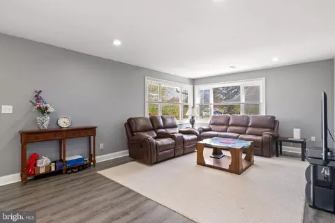 Living - 14 Martindale Dr, Newark, DE 19713 photo 3 of 3